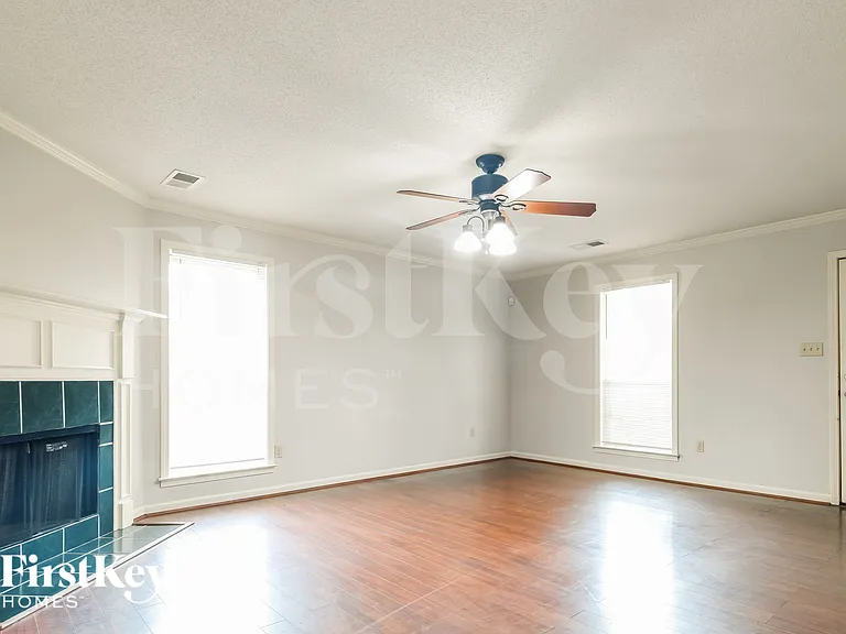 588 N Ericson Dr — Photo 2