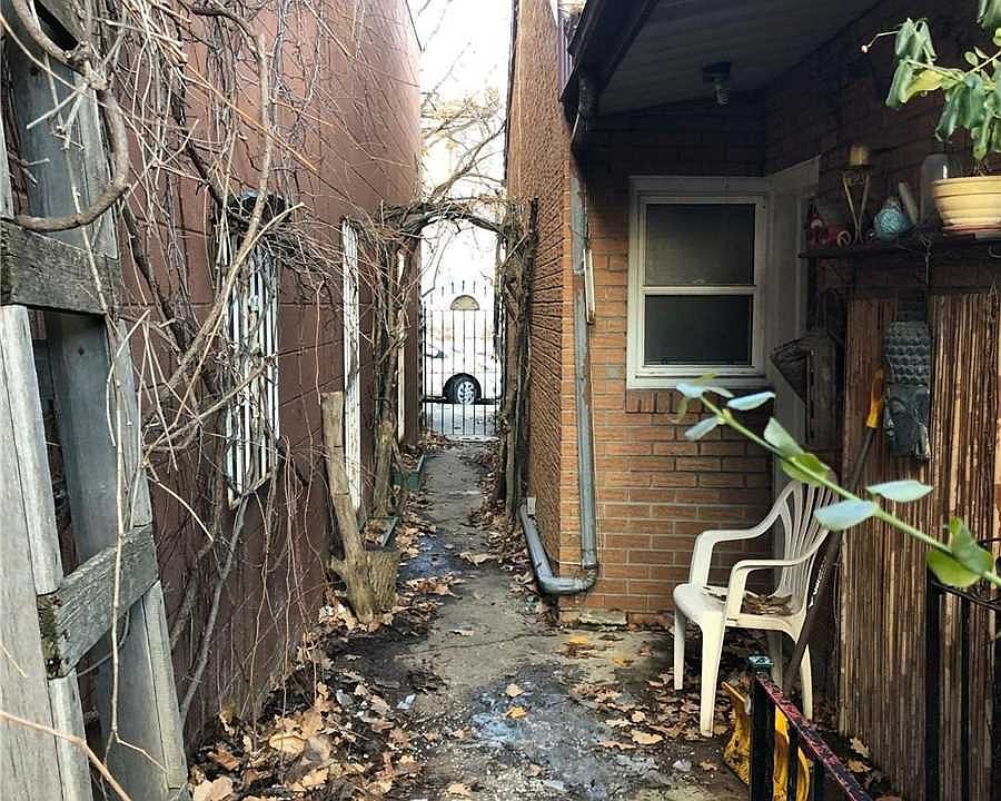 2nd image of 196 Manning Ave