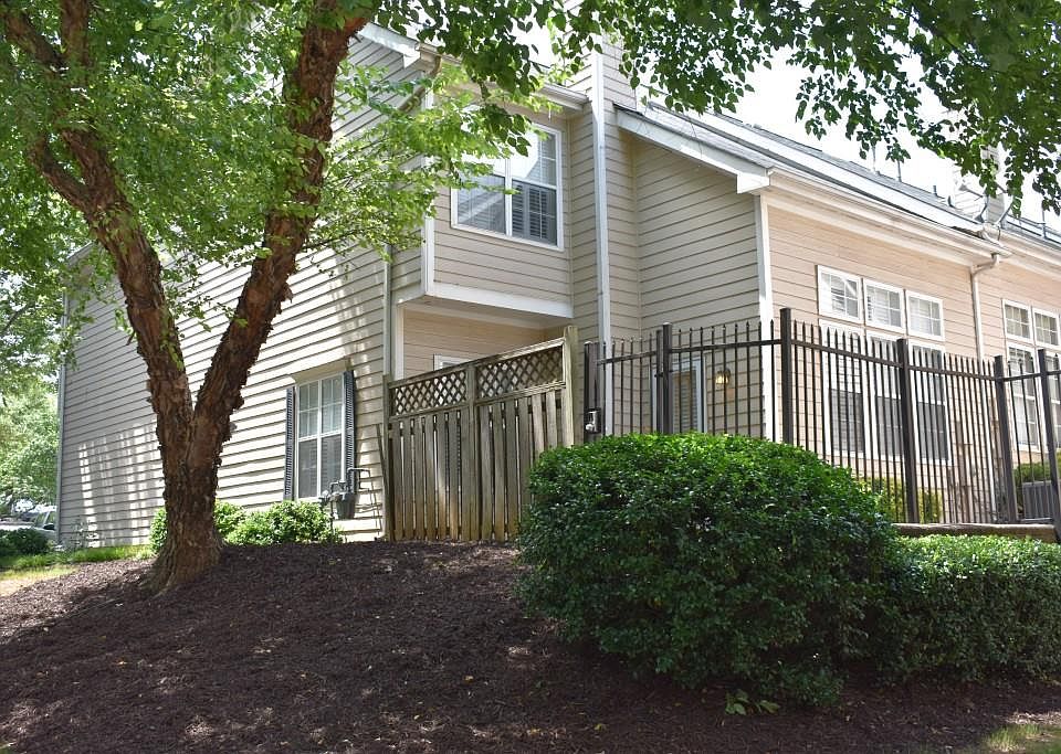 2nd image of 484 Fraser St SE