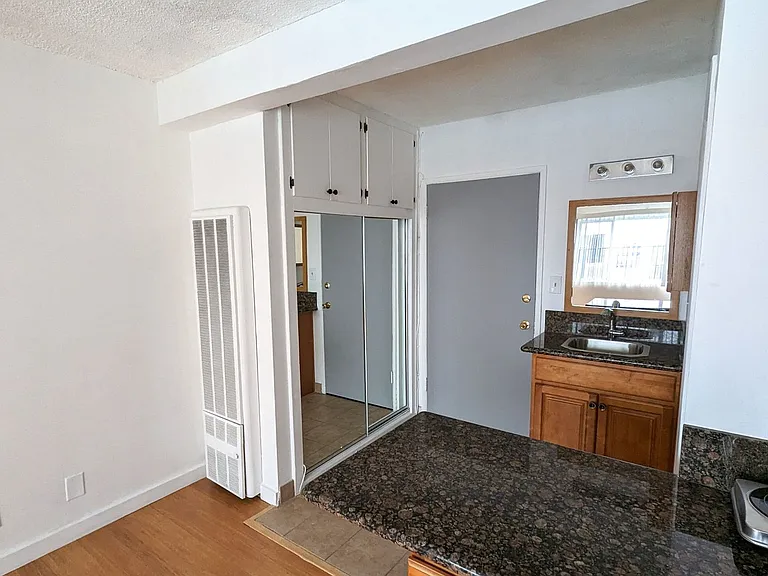 1811 Tamarind Apartments — Photo 10