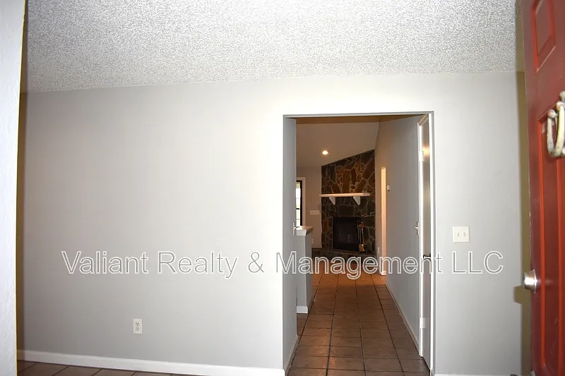 3 bed, 2.0 bath, 1676 sqft, $1,900 — Photo 3