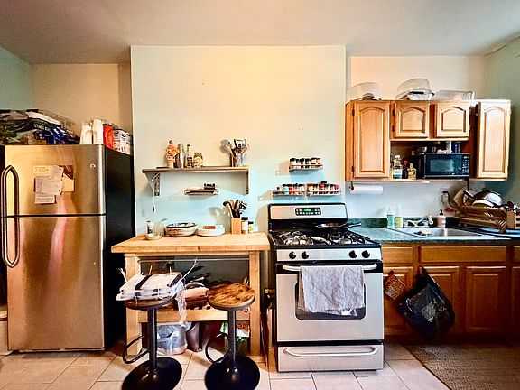 5th image of 256 Irving Ave APT 2L