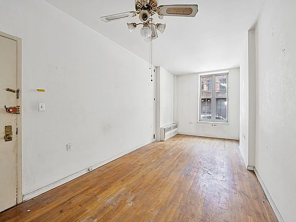 3rd image of 325 W 43rd St #1C