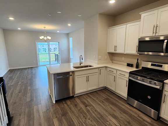 4th image of 429 Union St