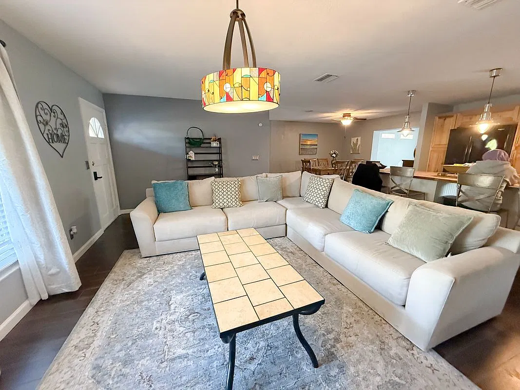 3 bed, 2.0 bath, 1702 sqft, $3,000 — Photo 3