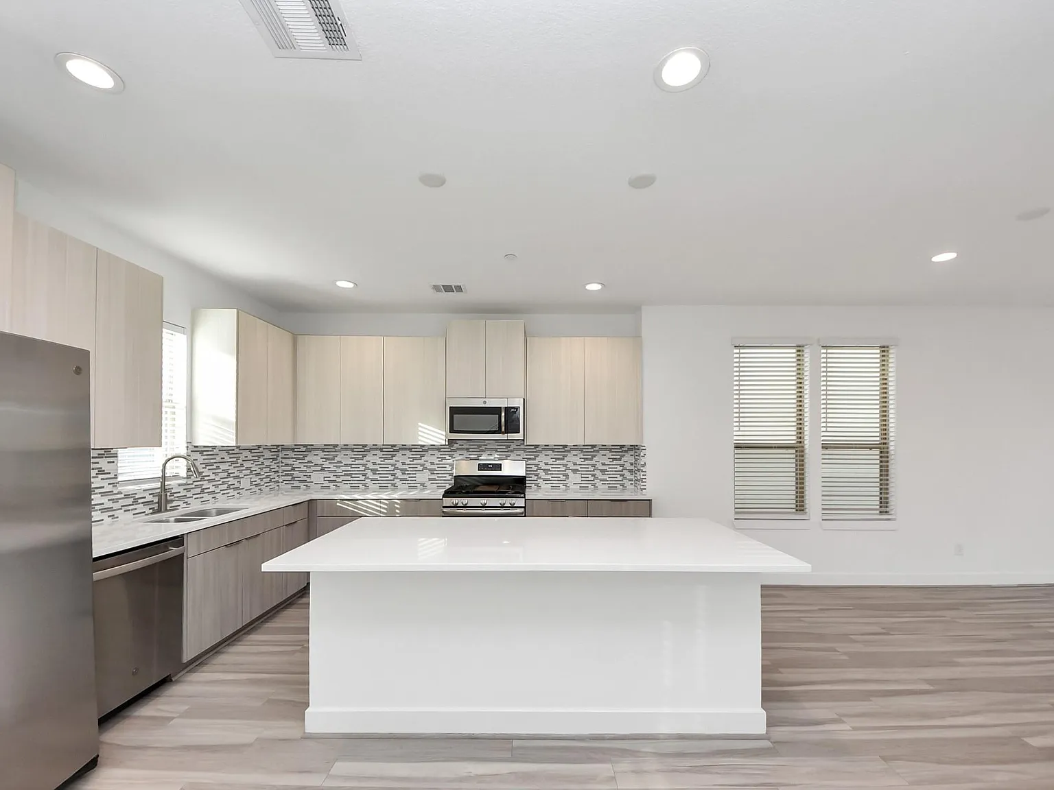 2 bed, 1.5 bath, 1565 sqft, $1,775 — Photo 3
