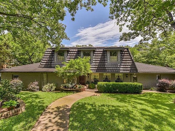 2nd image of 3118 Woodford Dr