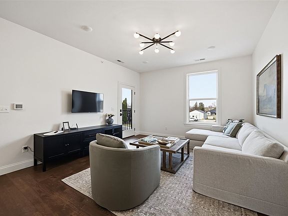 3rd image of 1500 Main St #203