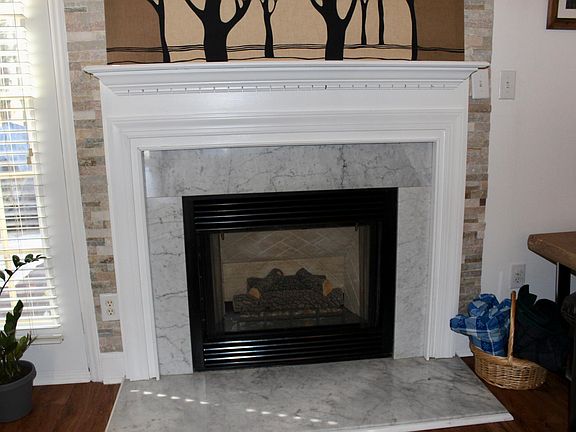 Natural Gas Fireplace in Living Room