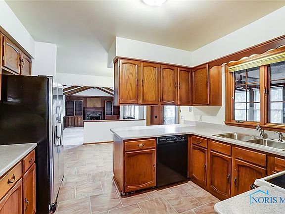 3rd image of 842 Heathermoor Ln