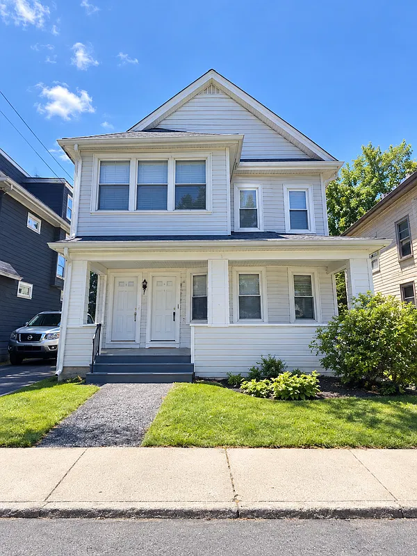 2 bed, 1.0 bath, 3018 sqft, $2,350 — Photo 1