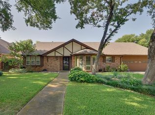 612 Country Green Ln, Arlington, TX 76011