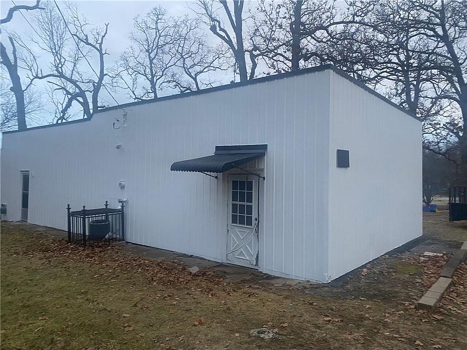 1st image of 224 W Morse Ave
