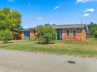 121 Windsor Rd, Chickasha, OK 73018