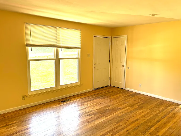 464 E Thompkins Ln — Photo 7