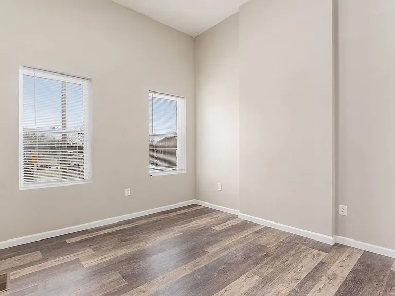 1363 Summit St — Photo 13