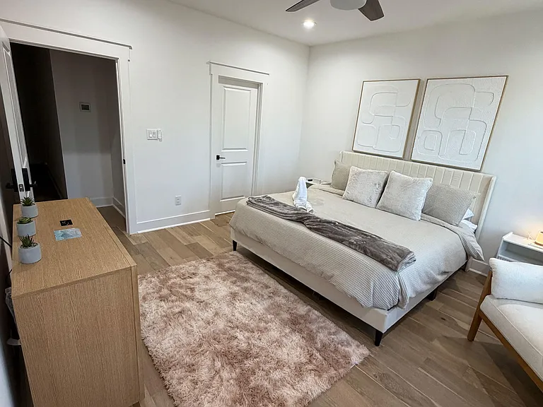 Enjoy your new home in a large well-acquainted private suite.