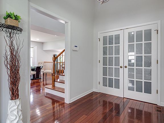 5th image of 1635 Crowfoot Cir S