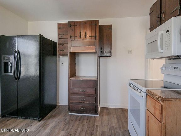 2nd image of 1937 W Gilbert Ln
