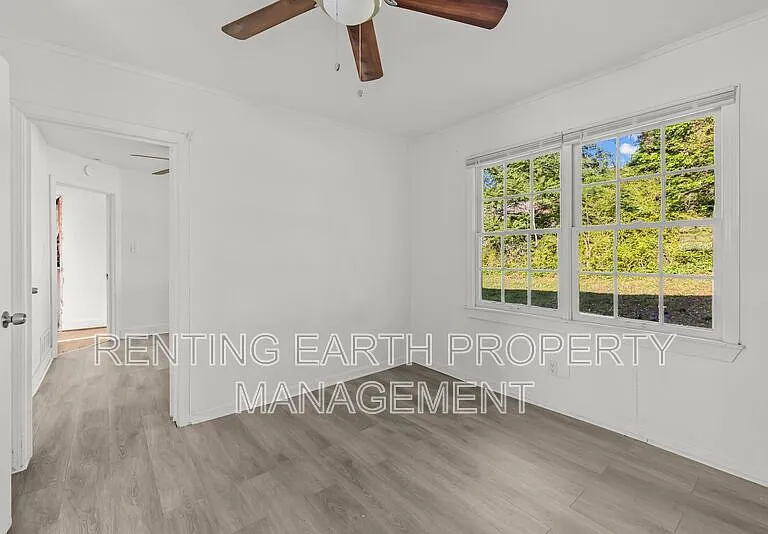 2537 3rd St NE — Photo 8