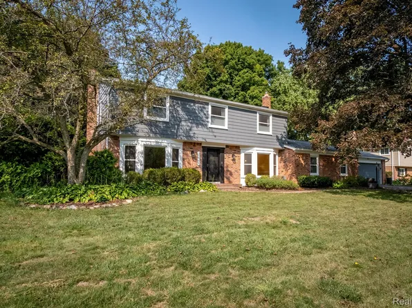 30101 Ravenscroft St, Farmington, MI 48331
