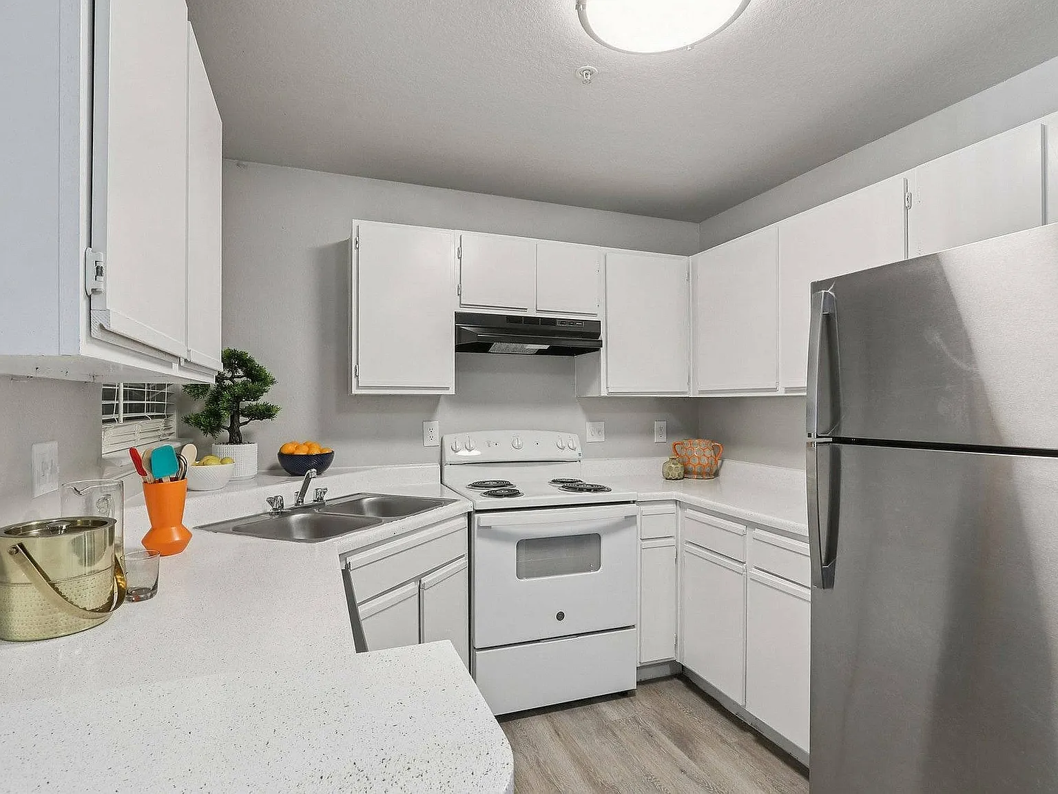 Avonmora Apartments — Photo 1
