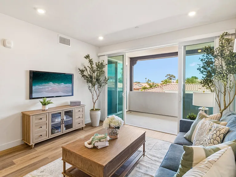 Avia La Jolla — Photo 36