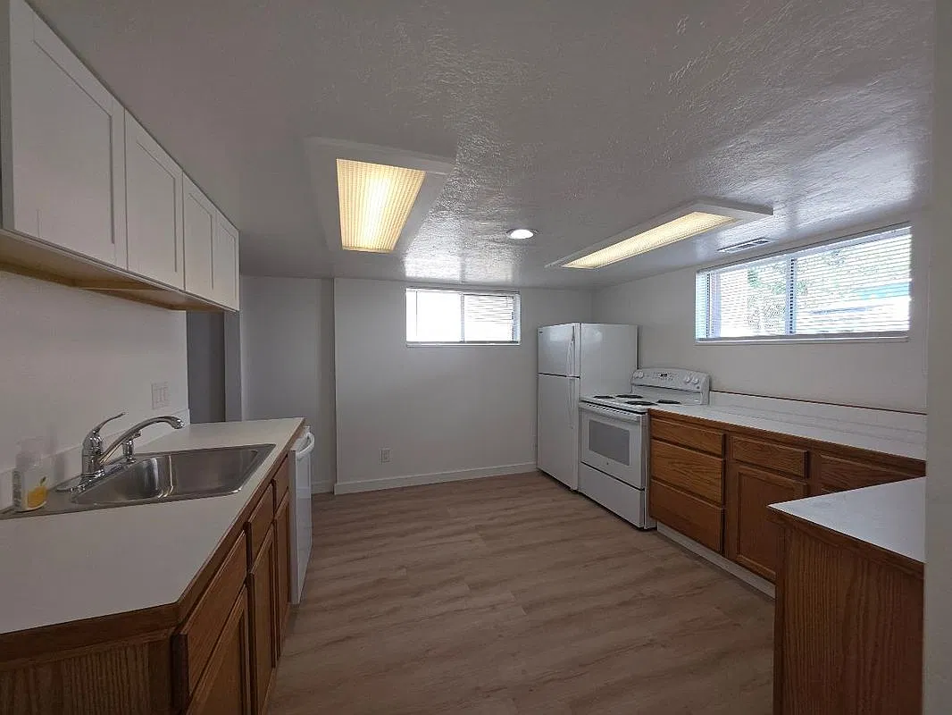 2 bed, 1.0 bath, 1041 sqft, $1,300 — Photo 2