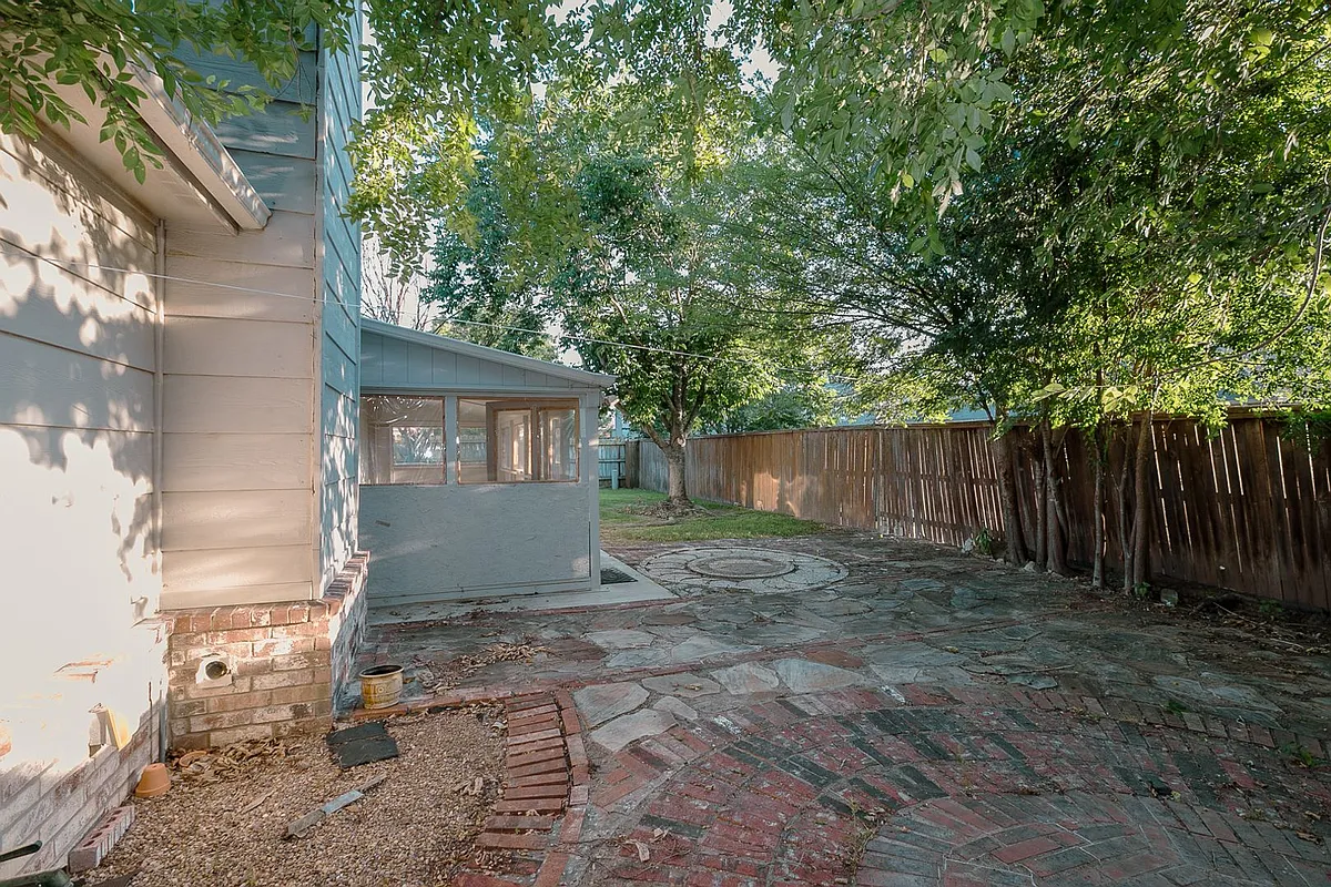 Building Photo - 11706 S Gum Ave