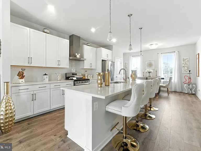 406 Honeyberry Ln — Photo 3
