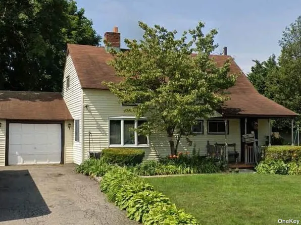 24 Meeting Ln, Hicksville, NY 11801