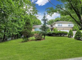 5 Magnolia Dr, Great Neck, NY 11021