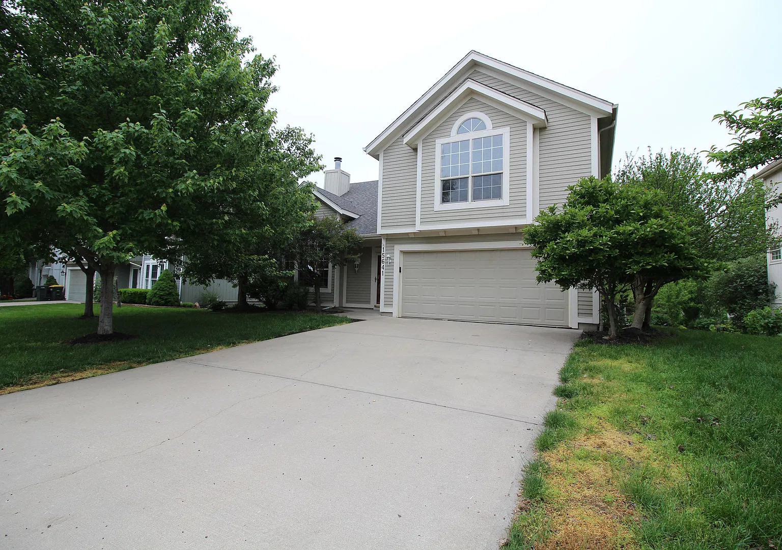 Open Floor plan 3 Bed 3 Bath Overland Park home — Photo 1