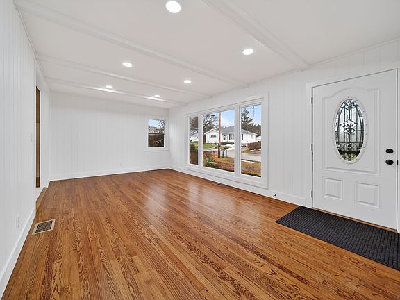 4th image of 5009 Hillsdale Ave