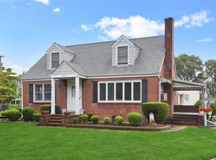 215 W 21st St, Huntington Station, NY 11746