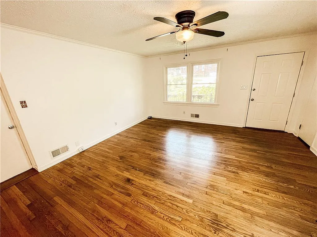 3 bed, 2.0 bath, 1421 sqft, $2,900 — Photo 4