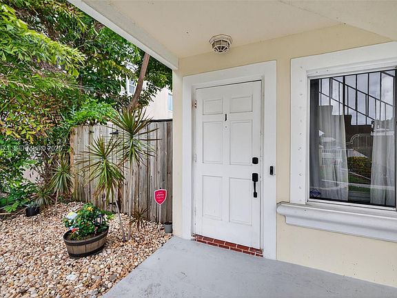 4th image of 4525 NE 21st Ave APT 1