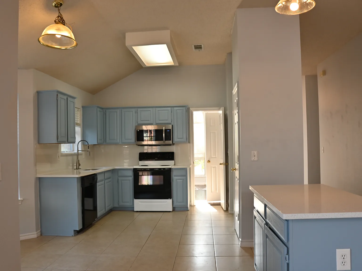 3 bed, 1772 sqft, $2,350 — Photo 4