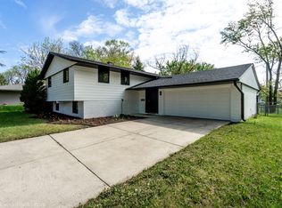 15 Greenwood Ct S, Buffalo Grove, IL 60089