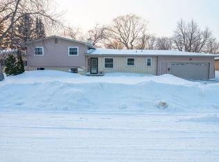 1422 Squire Ln, Aberdeen, SD 57401
