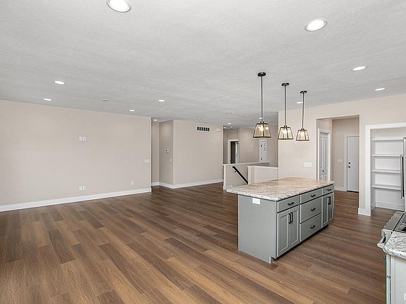 5th image of 1916 Newbury Cir