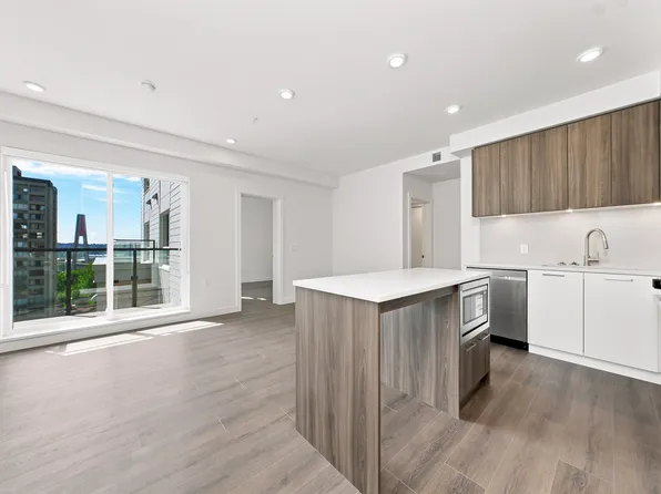 82 1st St #522, New Westminster, BC V3L 2G1
