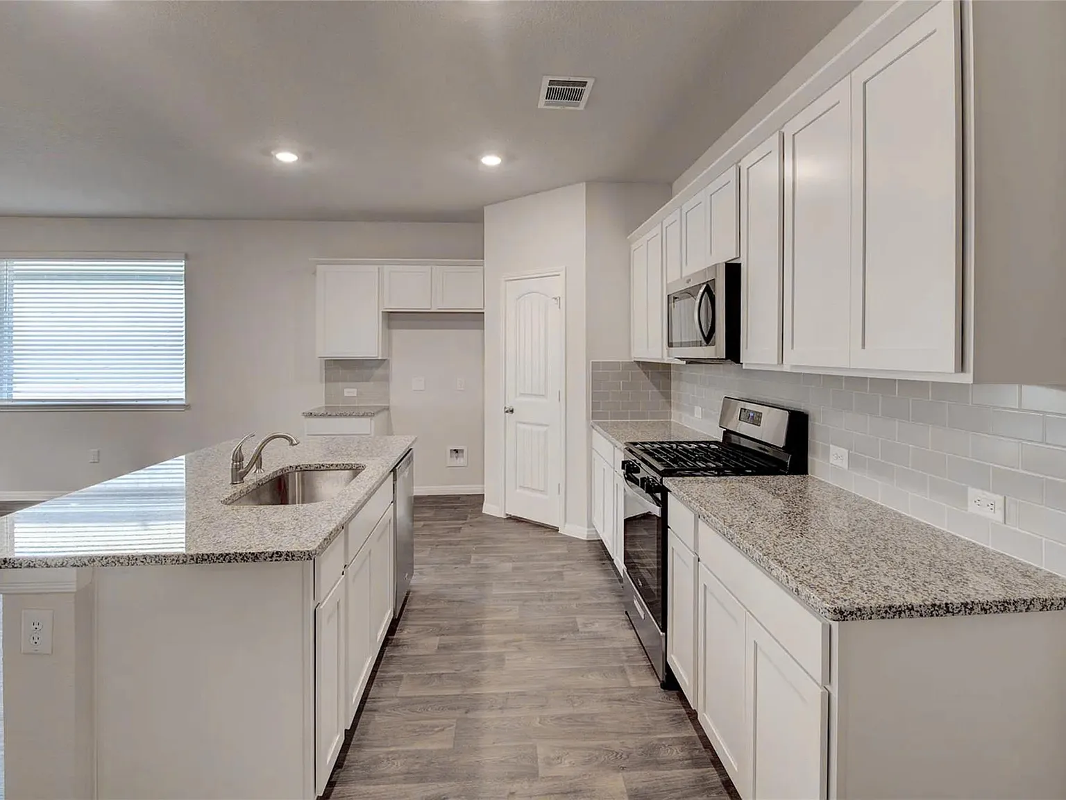 4 bed, 2.0 bath, 1825 sqft, $2,095 — Photo 4