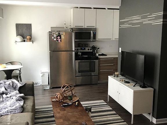 3rd image of 925 W Carmen Ave APT 4B
