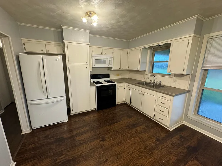 3002 Hazel Cir — Photo 4