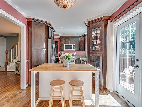 5th image of 2848 Fairhaven Ave