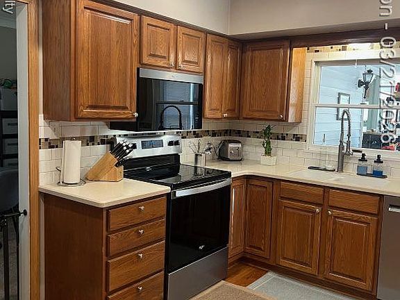 5th image of 351 Riddle St