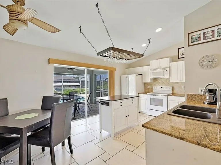 4022 SW 12th Pl — Photo 6