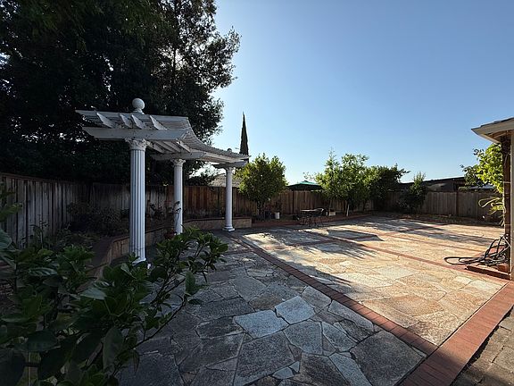 4th image of 3071 Millbrook Dr