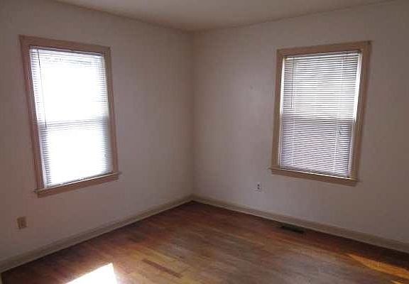 2nd image of 105 Landsdowne St